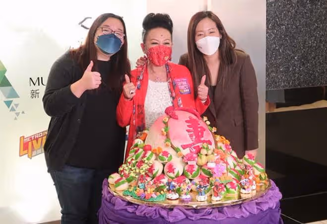 薛家燕慶祝72歲生日,與小17歲男友傳分手無損心情,倆女兒罕露面