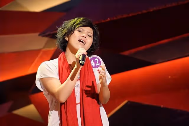 霸氣反擊!香港知名歌手自揭結婚被批豬扒,其外形多次遭網友攻擊