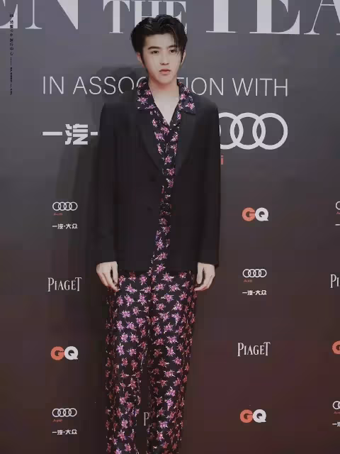 紅毯上的奇葩穿搭：楊冪罕見翻車，有人西裝當圍脖，有人男扮女裝
