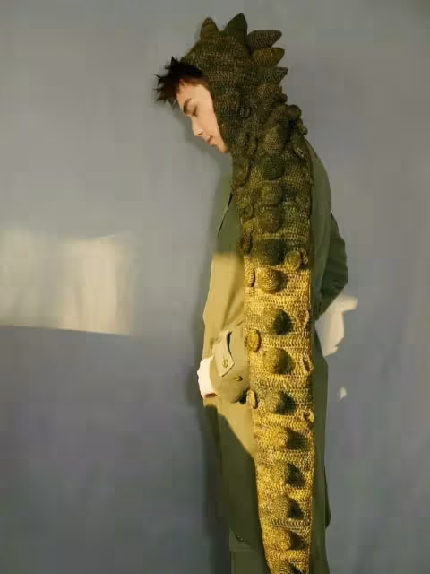 紅毯上的奇葩穿搭:楊冪罕見翻車,有人西裝當圍脖,有人男扮女裝