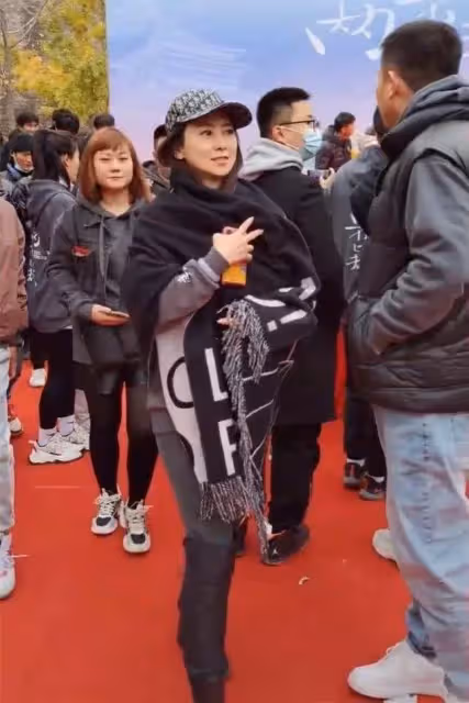 翁虹被營銷太過了，52歲怎麼可能會不老，網友：穿的再年輕體態也裝不了！