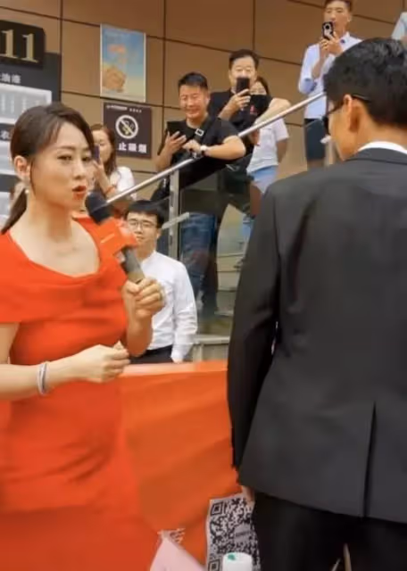 翁虹被營銷太過了，52歲怎麼可能會不老，網友：穿的再年輕體態也裝不了！