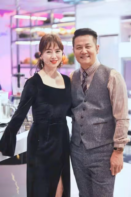 翁虹被營銷太過了，52歲怎麼可能會不老，網友：穿的再年輕體態也裝不了！