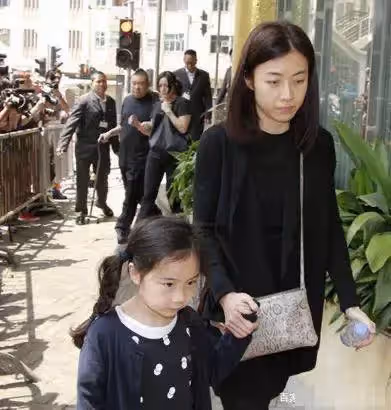 帶著3個女兒嫁給他!他待繼女如親生,如今繼女每月給他100萬「逆轉人生」:再也不用去工地!