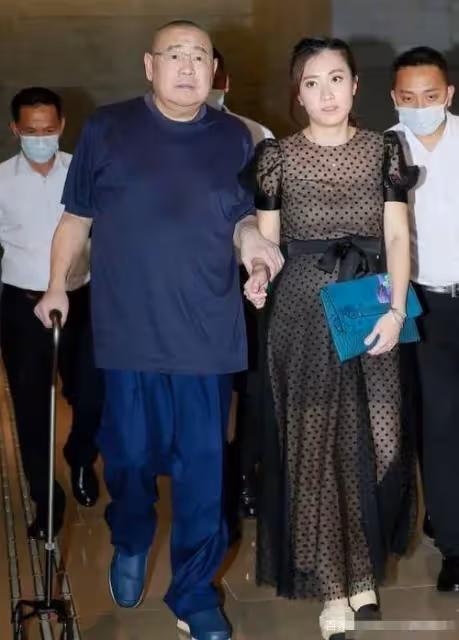 帶著3個女兒嫁給他!他待繼女如親生,如今繼女每月給他100萬「逆轉人生」:再也不用去工地!