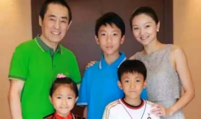 他是「一代歌王」, 卻三婚娶小33歲好友女兒, 如今他們過成這般