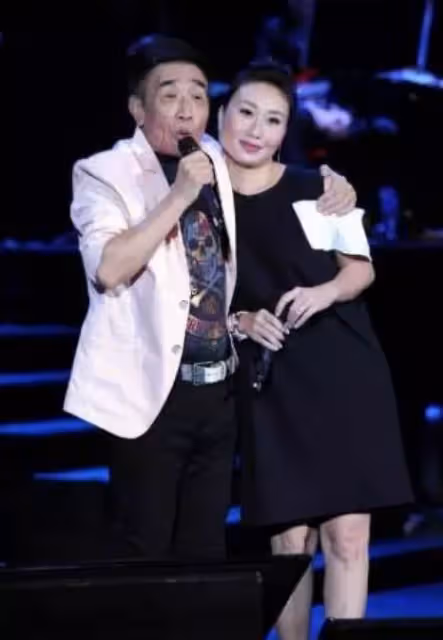 他是「一代歌王」, 卻三婚娶小33歲好友女兒, 如今他們過成這般
