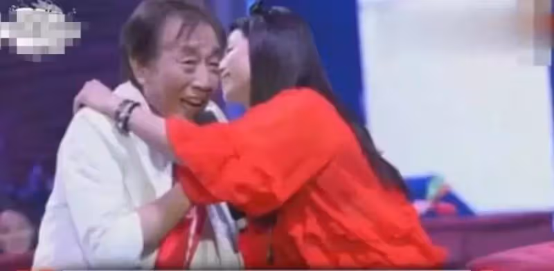 他是「一代歌王」, 卻三婚娶小33歲好友女兒, 如今他們過成這般