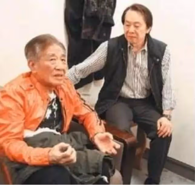 他是「一代歌王」, 卻三婚娶小33歲好友女兒, 如今他們過成這般