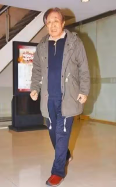 他是「一代歌王」, 卻三婚娶小33歲好友女兒, 如今他們過成這般