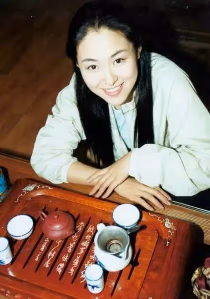 沈傲君：苦戀聶遠10年，拿200萬求婚被拒，今相親老公把她寵上天