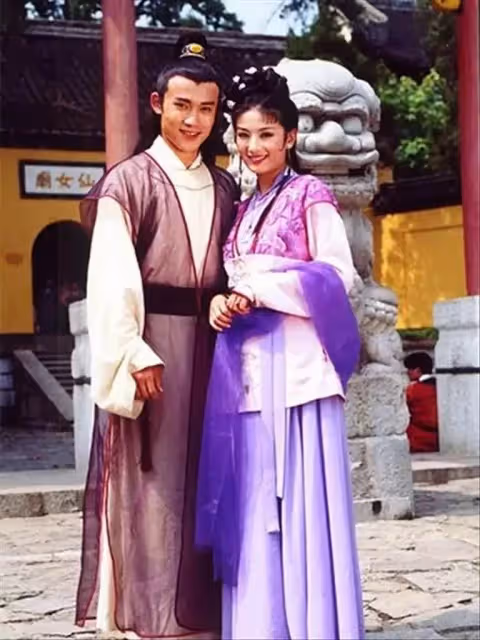 沈傲君:苦戀聶遠10年,拿200萬求婚被拒,今相親老公把她寵上天