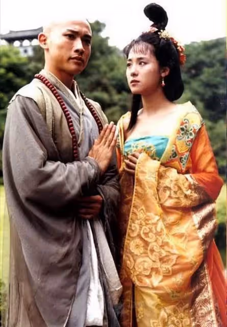 沈傲君:苦戀聶遠10年,拿200萬求婚被拒,今相親老公把她寵上天