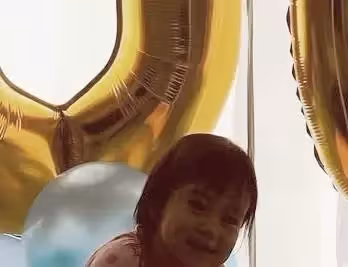 楊怡曬照為二胎慶百日,羅仲謙與兒子溫馨互動,弟弟英文名首曝光:兒女雙全很幸福