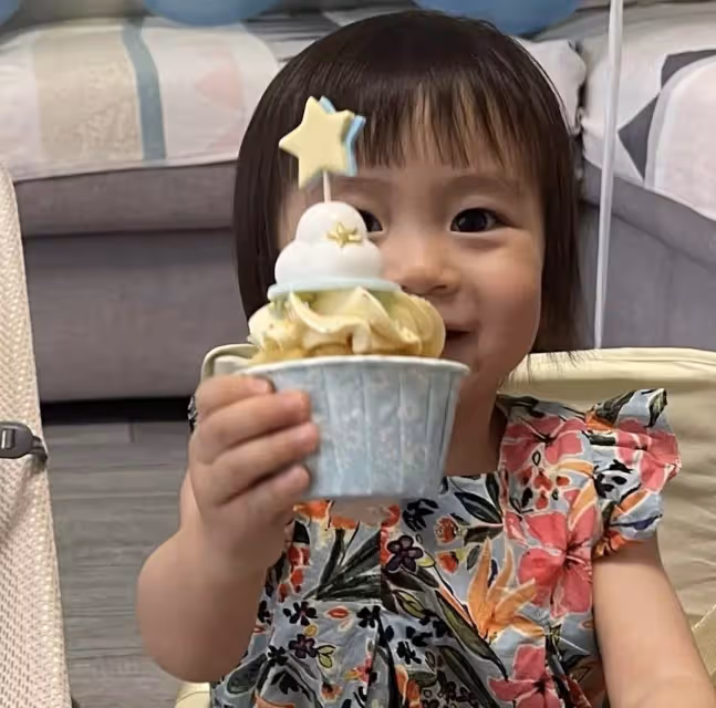 楊怡曬照為二胎慶百日,羅仲謙與兒子溫馨互動,弟弟英文名首曝光:兒女雙全很幸福