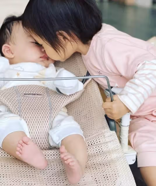 楊怡曬照為二胎慶百日,羅仲謙與兒子溫馨互動,弟弟英文名首曝光:兒女雙全很幸福