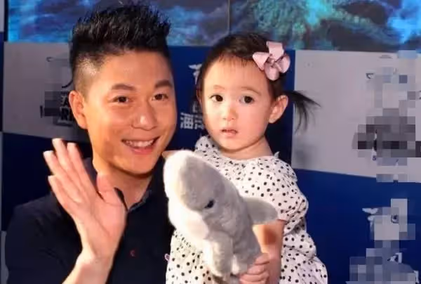 為愛守候!他21歲對14歲的她「一見鍾情」 7年後「終娶回家」如今女兒顏值逆天