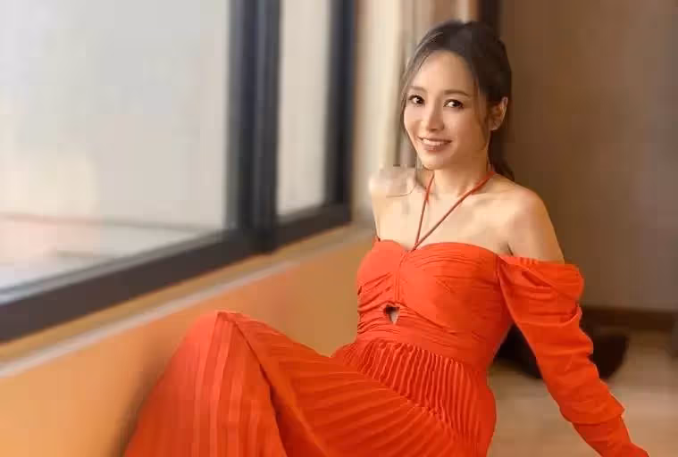 侯佩岑時隔一年復出,公開亮相被指「臉僵充氣感重」,坦言「風波」很受傷,網友:還我侯主播