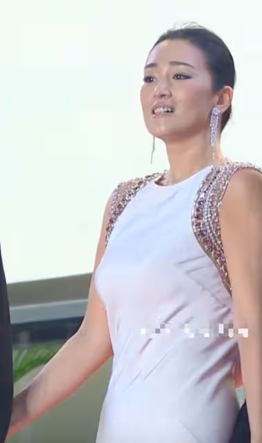 鞏俐張藝謀再次同台,表面從容卻被動作出賣,幸好有陳道明解圍!