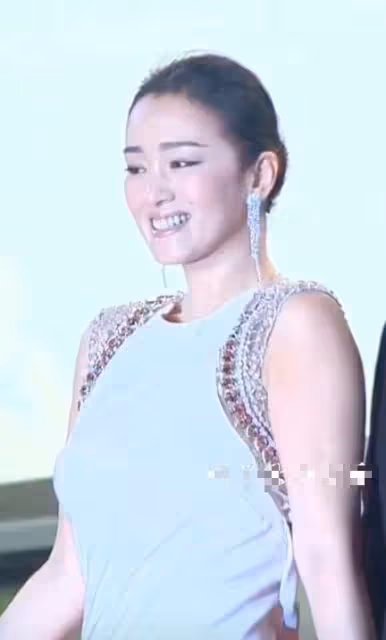 鞏俐張藝謀再次同台,表面從容卻被動作出賣,幸好有陳道明解圍!