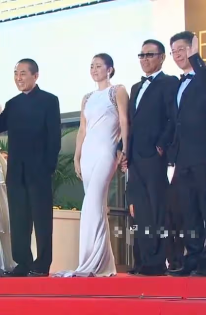 鞏俐張藝謀再次同台,表面從容卻被動作出賣,幸好有陳道明解圍!