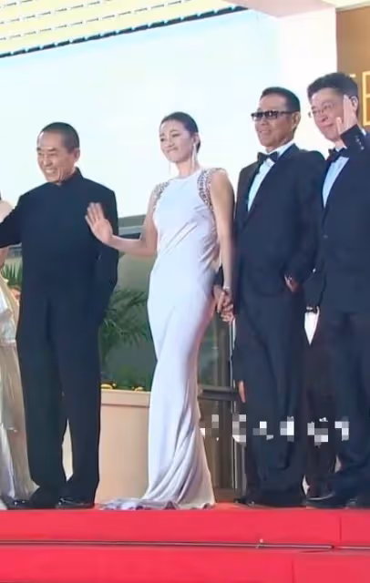 鞏俐張藝謀再次同台,表面從容卻被動作出賣,幸好有陳道明解圍!