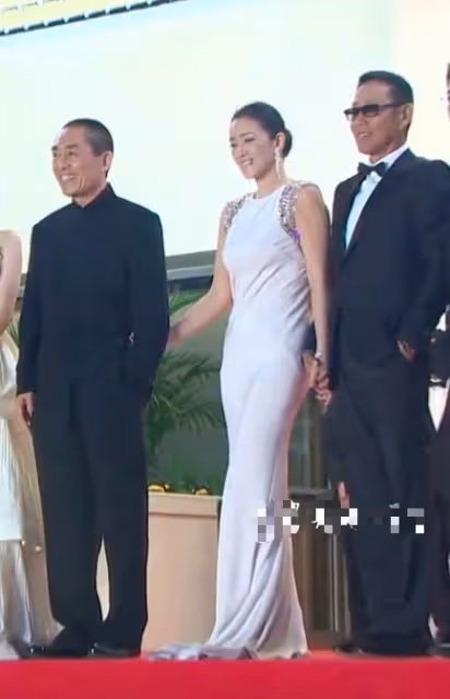 鞏俐張藝謀再次同台,表面從容卻被動作出賣,幸好有陳道明解圍!