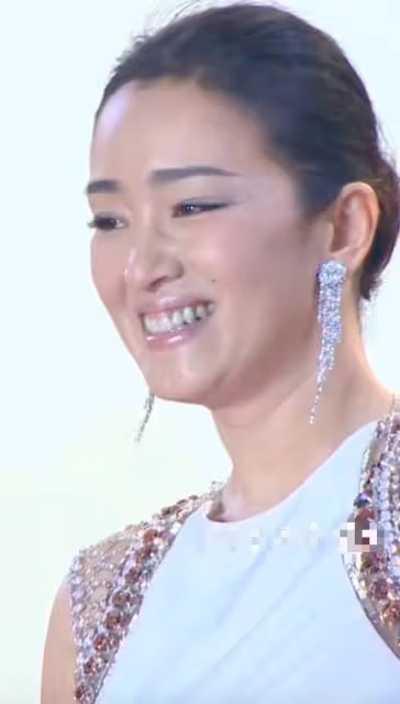 鞏俐張藝謀再次同台,表面從容卻被動作出賣,幸好有陳道明解圍!