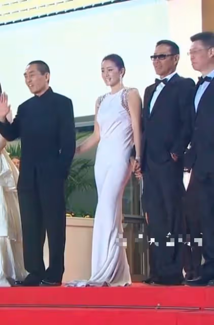 鞏俐張藝謀再次同台,表面從容卻被動作出賣,幸好有陳道明解圍!