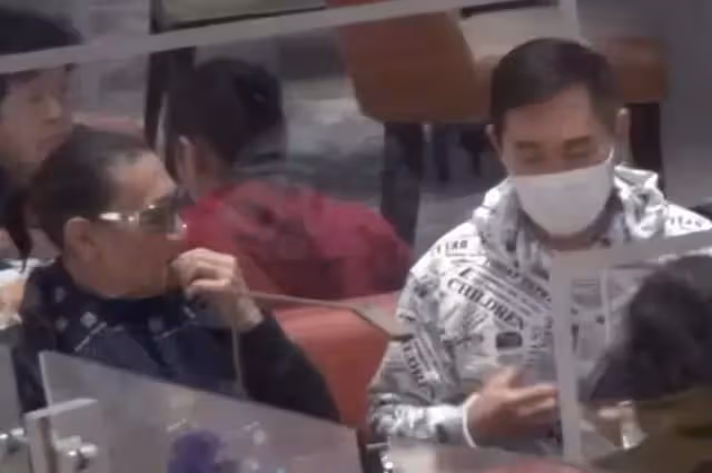 狄波拉與2任丈夫聚會！當眾摟抱親吻前夫謝賢　表現親密「毫不避嫌」：不愧是謝霆鋒媽媽