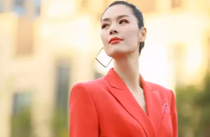 遇人不淑,第一美女老公背他偷吃「毅然帶女兒回老家種菜」 20年後「變身身價逾10億女董座」自信又美麗