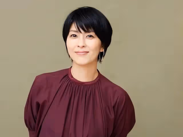 45歲的她活得無懼年齡,一身優雅的氣質,美得驚艷時光