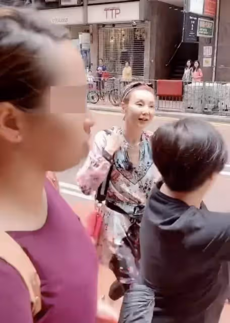 56歲張曼玉街頭被偶遇,打扮新潮時尚,但面部消瘦顯老態,禿眉駝背超憔悴,網:怎麼老成這樣