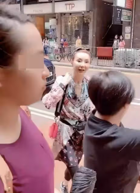 56歲張曼玉街頭被偶遇,打扮新潮時尚,但面部消瘦顯老態,禿眉駝背超憔悴,網:怎麼老成這樣
