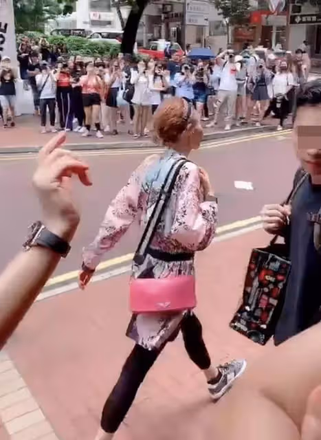 56歲張曼玉街頭被偶遇,打扮新潮時尚,但面部消瘦顯老態,禿眉駝背超憔悴,網:怎麼老成這樣