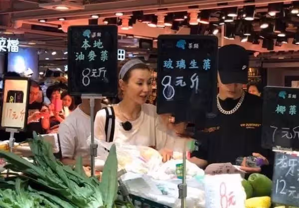 56歲張曼玉街頭被偶遇，打扮新潮時尚，但面部消瘦顯老態，禿眉駝背超憔悴，網：怎麼老成這樣