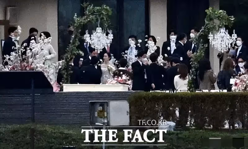 玄彬孫藝珍婚禮現場曝光！布置現場貼頭合照甜過偶像劇