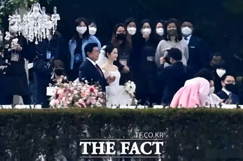 玄彬孫藝珍婚禮現場曝光！布置現場貼頭合照甜過偶像劇
