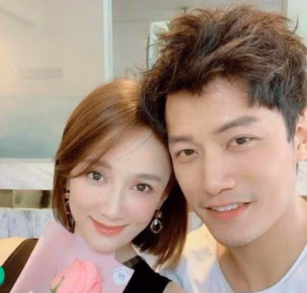 恭喜,陳喬恩結婚了,與艾倫現身民政局,手挽未婚夫好甜蜜!