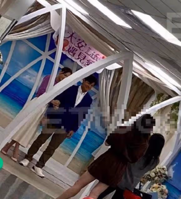恭喜,陳喬恩結婚了,與艾倫現身民政局,手挽未婚夫好甜蜜!