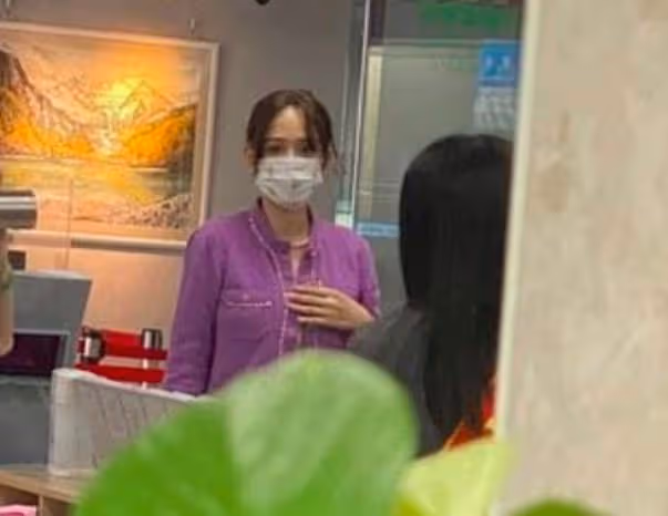 恭喜,陳喬恩結婚了,與艾倫現身民政局,手挽未婚夫好甜蜜!