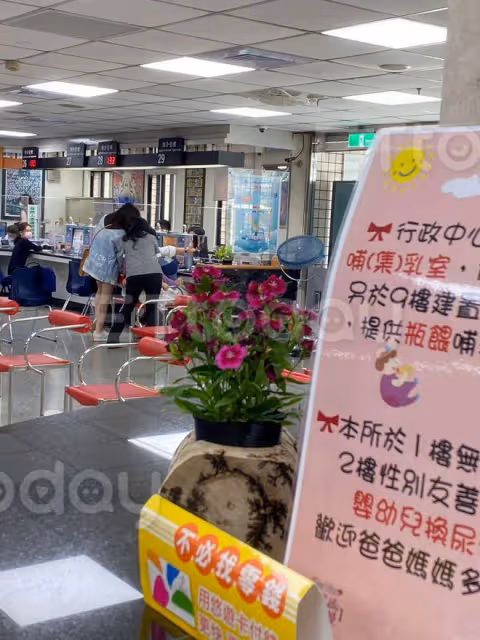 陳喬恩領證現場曝光!她滿臉春風笑,艾倫被長腿美女搭肩神情肅穆