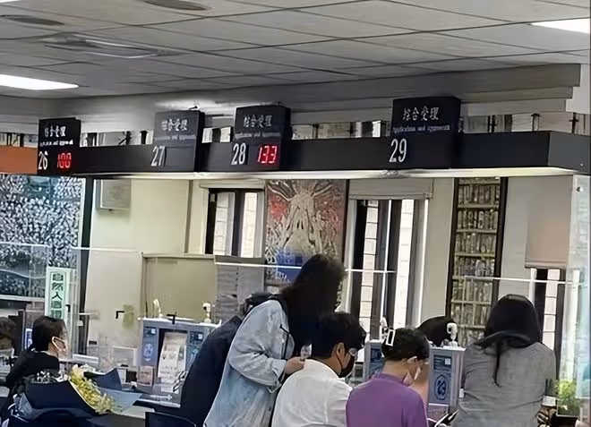 陳喬恩領證現場曝光!她滿臉春風笑,艾倫被長腿美女搭肩神情肅穆