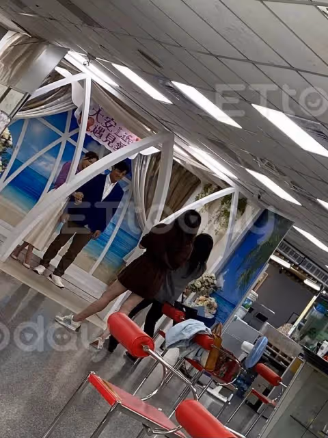 陳喬恩領證現場曝光!她滿臉春風笑,艾倫被長腿美女搭肩神情肅穆