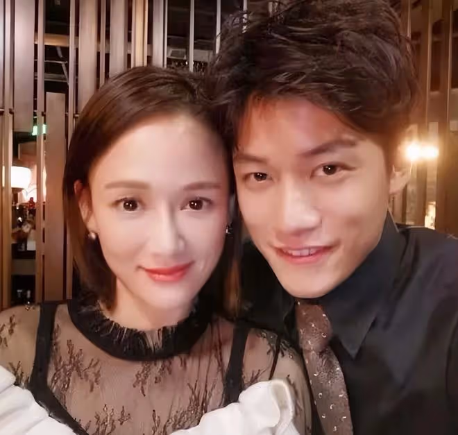 陳喬恩領證現場曝光!她滿臉春風笑,艾倫被長腿美女搭肩神情肅穆