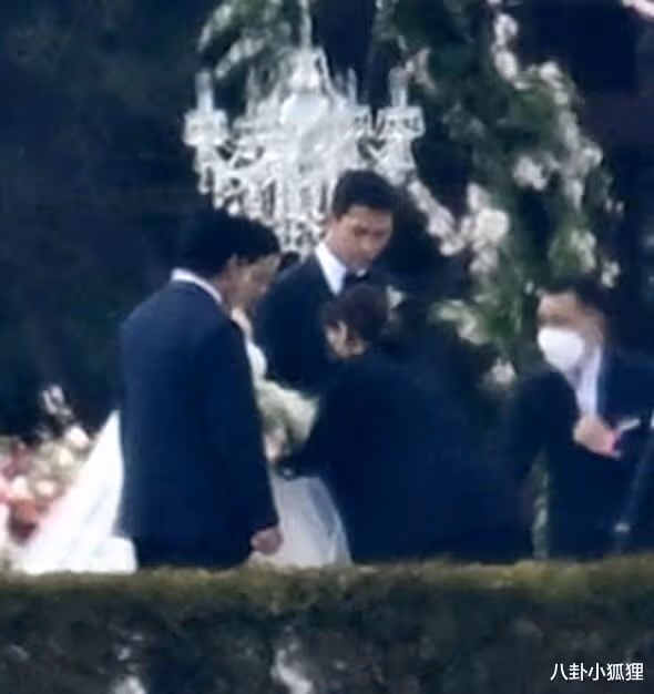 玄彬孫藝珍婚禮現場曝光,父親牽女兒進場,婚禮大廳布置浪漫華麗