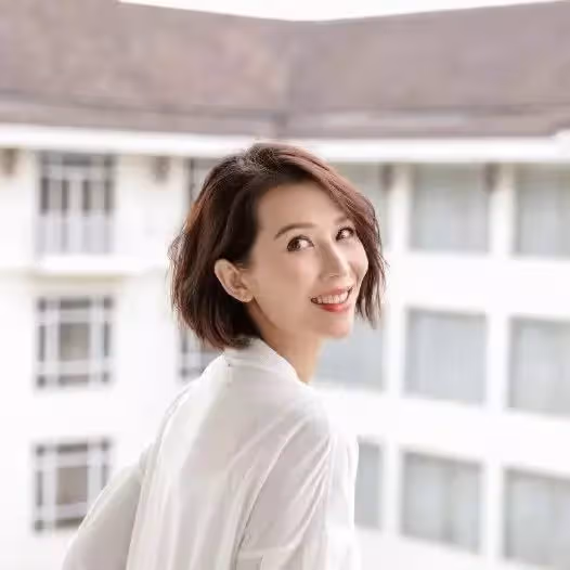 46歲高齡產第三胎！資深女星自爆「10年沒睡過完整覺」半夜4點被吵醒　顧三娃累癱「肩膀痛了4個月」當媽不求回報