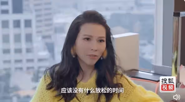 46歲高齡產第三胎！資深女星自爆「10年沒睡過完整覺」半夜4點被吵醒　顧三娃累癱「肩膀痛了4個月」當媽不求回報