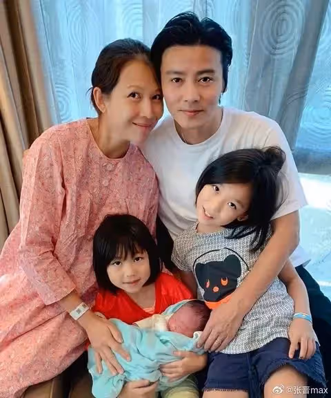 46歲高齡產第三胎！資深女星自爆「10年沒睡過完整覺」半夜4點被吵醒　顧三娃累癱「肩膀痛了4個月」當媽不求回報