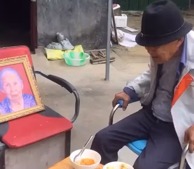 淚奔！90歲癡呆老人給妻子遺像餵飯，外孫女：他只記得姥姥